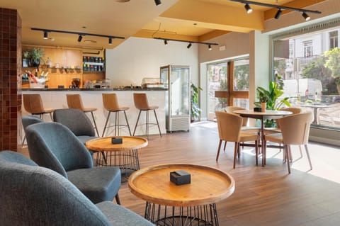 Restaurant/places to eat, Living room, Seating area, Dining area