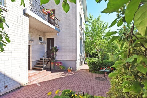 Property building, Patio, Facade/entrance