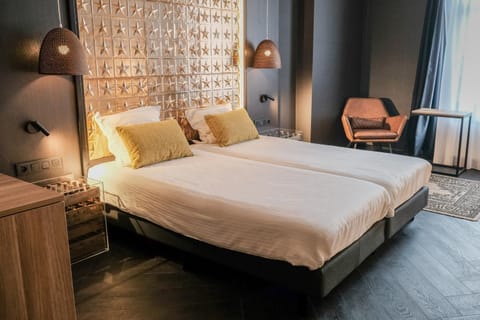 Bed, Photo of the whole room, Bedroom, On site