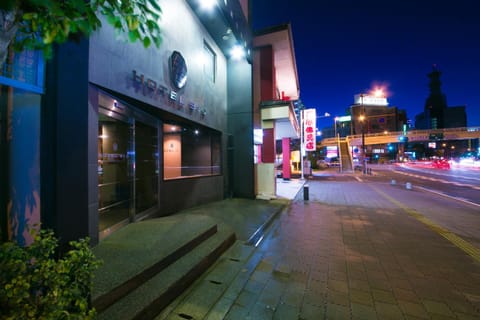 Facade/entrance