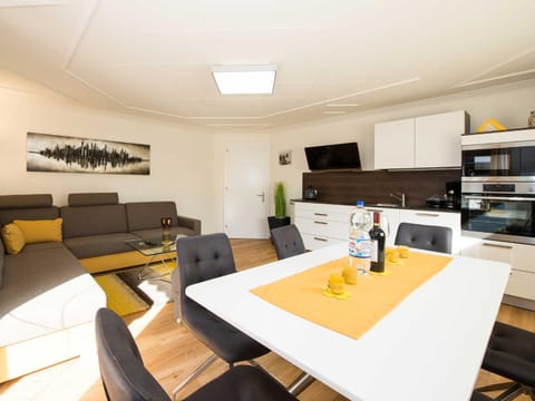 Bed, Living room, Photo of the whole room, Dining area