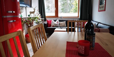 Seating area, Dining area