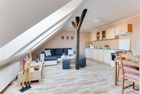TV and multimedia, Kitchen or kitchenette, Living room, Seating area, Dining area