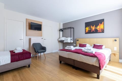 Bed, TV and multimedia, Living room, Photo of the whole room, Seating area, Bedroom, towels, wardrobe