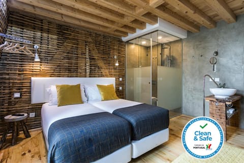 Bed, Bathroom, Photo of the whole room, Decorative detail, Logo/Certificate/Sign, Bedroom