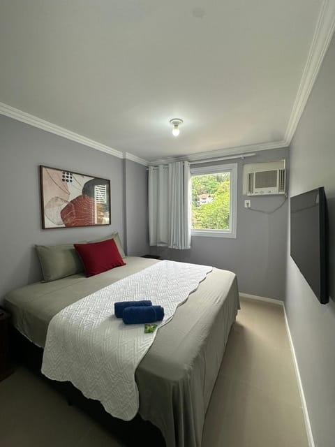 Bed, TV and multimedia, Photo of the whole room, Bedroom, towels, air conditioner