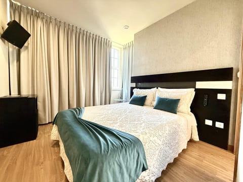 Bed, TV and multimedia, Bedroom