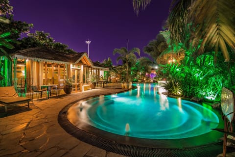 Restaurant/places to eat, Natural landscape, Swimming pool