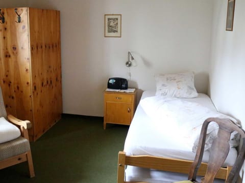 Bed, Day, Photo of the whole room, Decorative detail, On site