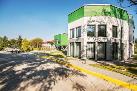 Property building, Facade/entrance, Spring, Neighbourhood, Garden, On site, Garden view, Time of day, Family