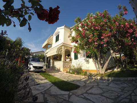 Property building, Patio, Facade/entrance, Garden