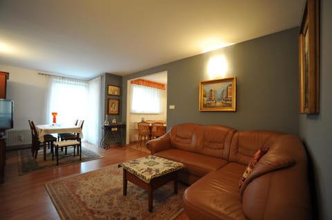Bed, Day, Kitchen or kitchenette, Living room, Photo of the whole room, Dining area