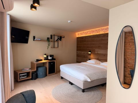 Bed, TV and multimedia, Photo of the whole room, Bedroom