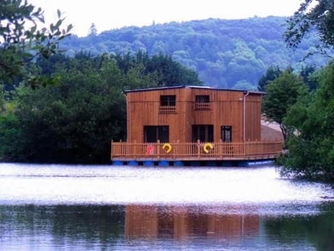 Cabanes flottantes et gîtes au fil de l'eau House in Normandy