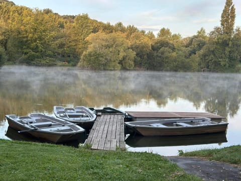 Cabanes flottantes et gîtes au fil de l'eau House in Normandy