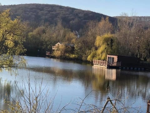 Cabanes flottantes et gîtes au fil de l'eau House in Normandy