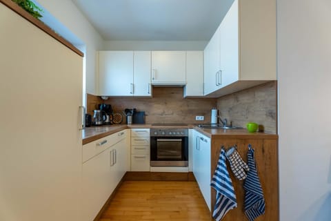 Coffee/tea facilities, Kitchen or kitchenette, dishwasher, oven