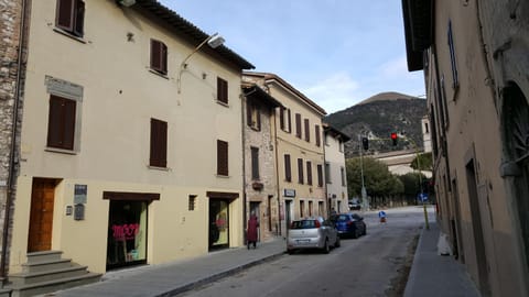 Property building, Nearby landmark, Restaurant/places to eat, Neighbourhood, Natural landscape, City view, Landmark view, Mountain view, Street view, Supermarket/grocery shop