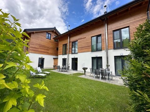 Property building, Spring, Day, Summer, BBQ facilities, BBQ facilities, Garden, Seating area, Garden view