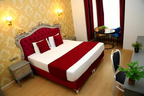 Bed, Living room, Photo of the whole room, Seating area, Bedroom
