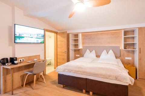 Bed, TV and multimedia, Photo of the whole room, Bedroom, hair dresser