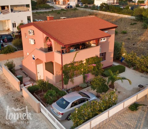 Property building, Day, Neighbourhood, Bird's eye view, Location, Parking