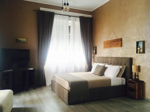 Bed, TV and multimedia, Photo of the whole room, Decorative detail, Bedroom