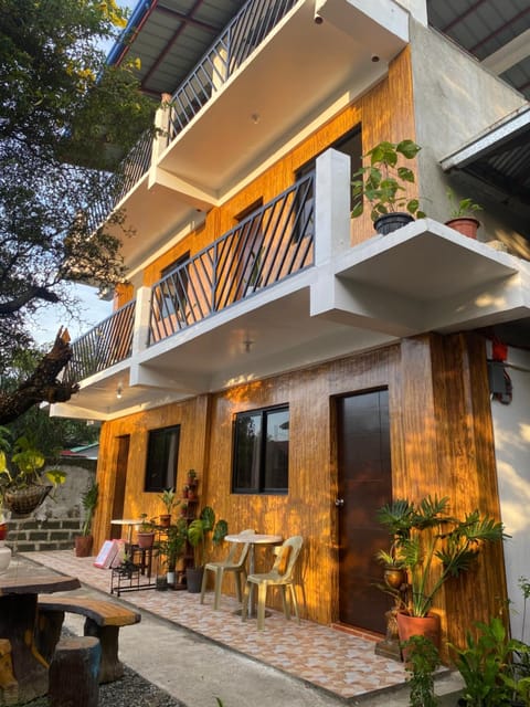 Property building, Patio, Facade/entrance, Balcony/Terrace