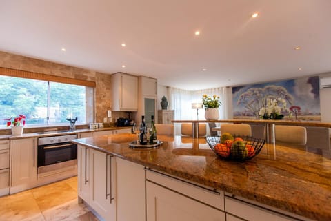 Coffee/tea facilities, Kitchen or kitchenette, Dining area