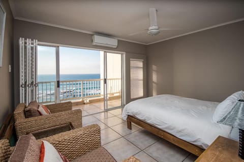 Photo of the whole room, Sea view