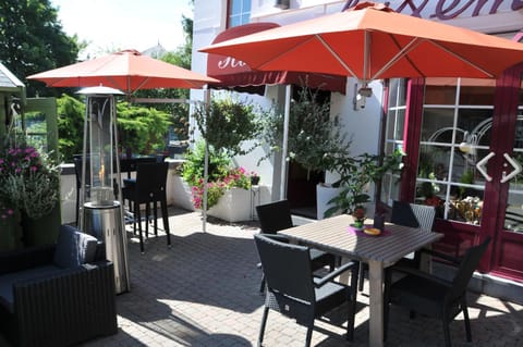 Restaurant/places to eat, Balcony/Terrace