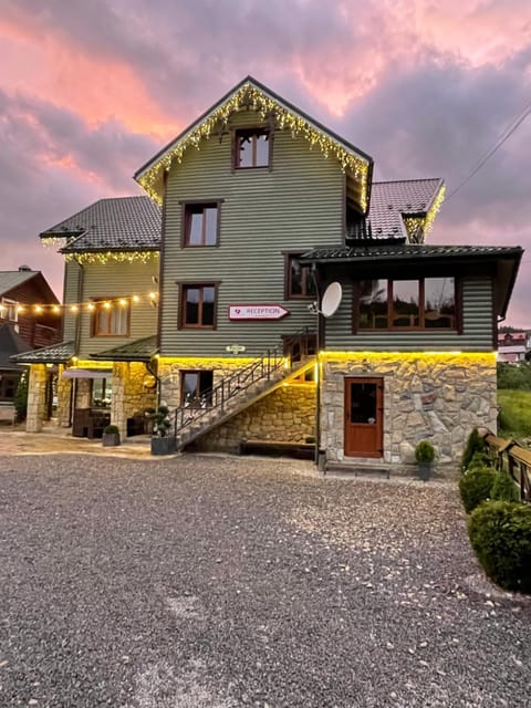 Property building, Restaurant/places to eat, Meals, Breakfast, Parking