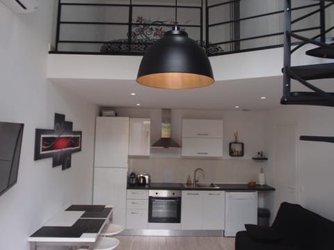 Photo of the whole room, Decorative detail