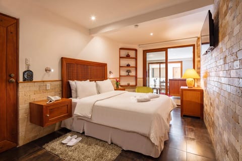 Bed, Living room, Photo of the whole room, Decorative detail, Bedroom