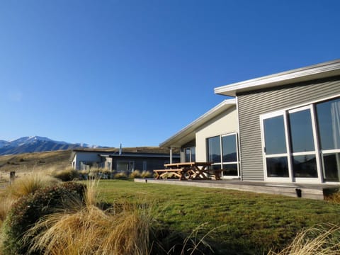 Facade/entrance, Balcony/Terrace, Lake view, Mountain view