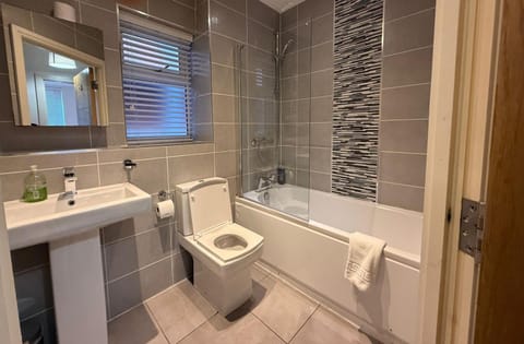 24-7 Secured City Centre Apartments with Free Underground Parking and WiFi Apartment in Birmingham