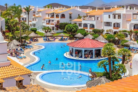 Property building, Day, Swimming pool