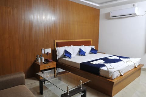 Bed, Living room, Seating area, Bedroom, air conditioner