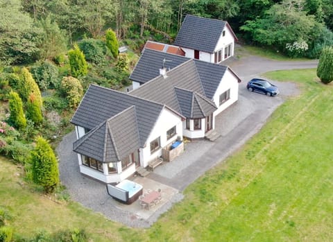 Property building, Neighbourhood, Natural landscape, Bird's eye view, Garden, Hot Tub, Parking