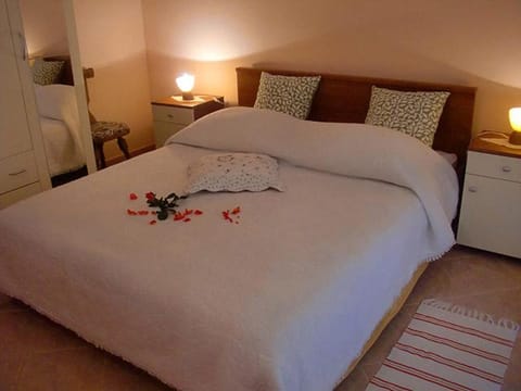 Bed, Photo of the whole room, Decorative detail, Garden view