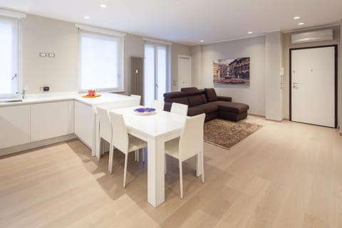 Communal lounge/ TV room, Balcony/Terrace, Communal kitchen, Street view