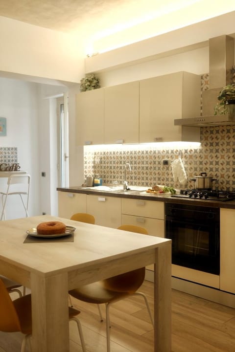 Kitchen or kitchenette, Dining area, dishwasher, minibar, pet friendly, stove