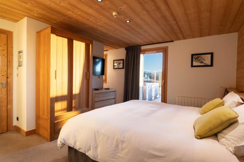 Hot Tub, Photo of the whole room, Bedroom