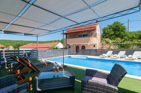 Property building, Balcony/Terrace, Seating area, Swimming pool, sunbed