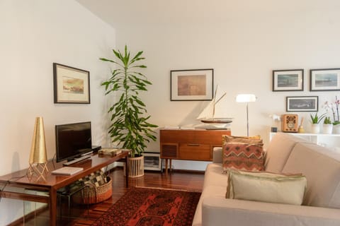 TV and multimedia, Living room, Decorative detail, Seating area