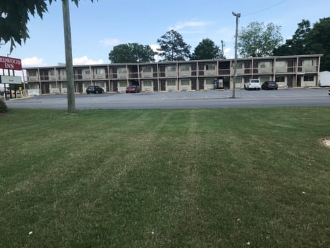 Redwood Inn Motel in Gadsden