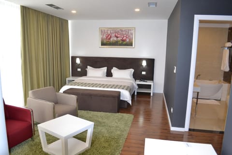 Hot Tub, Mountain view, Street view