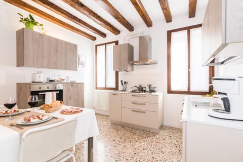 Coffee/tea facilities, Kitchen or kitchenette