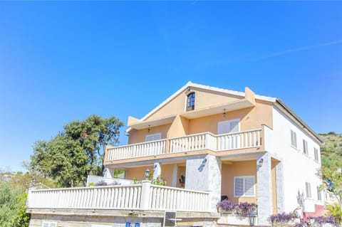 Property building, Facade/entrance, Day, Balcony/Terrace