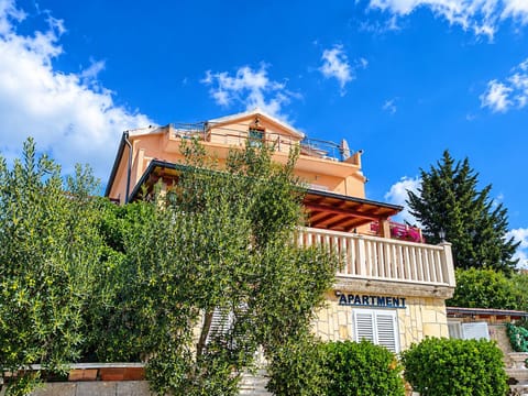 Shower, Property building, Patio, Facade/entrance, BBQ facilities, Balcony/Terrace